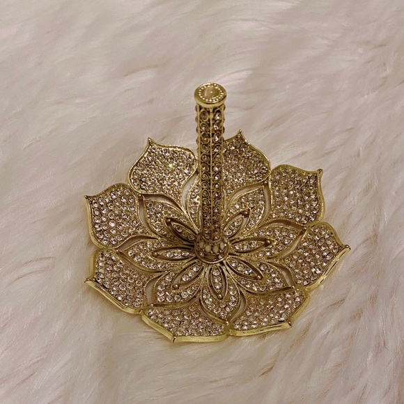 Olivia Riegel Gold Windsor Ring Holder - Picture 2 of 6